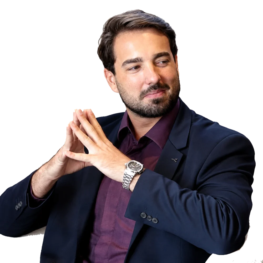 Rafael Maceno, de blazer, com as mãos unidas em conversa